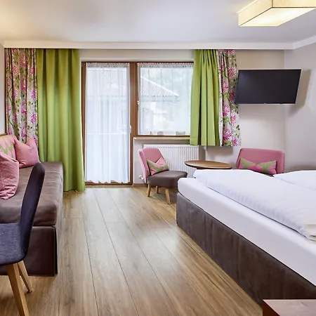 Neue Post Szálloda 4*