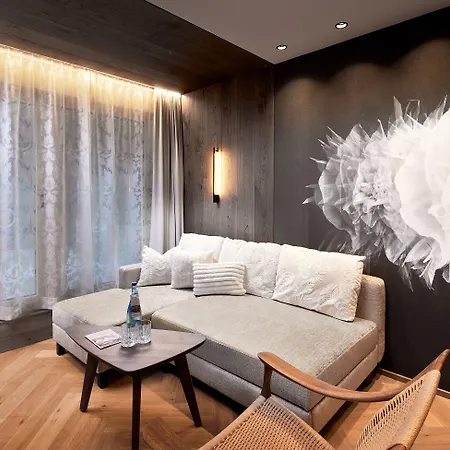 Hotel Neue Post 4*