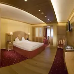 Neue Post Hotel 4*