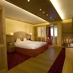 Hotel Neue Post 4*